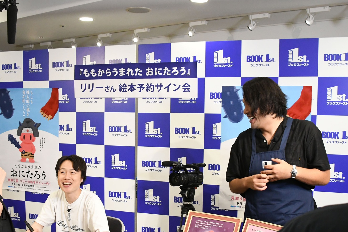 サイン会中の様子。