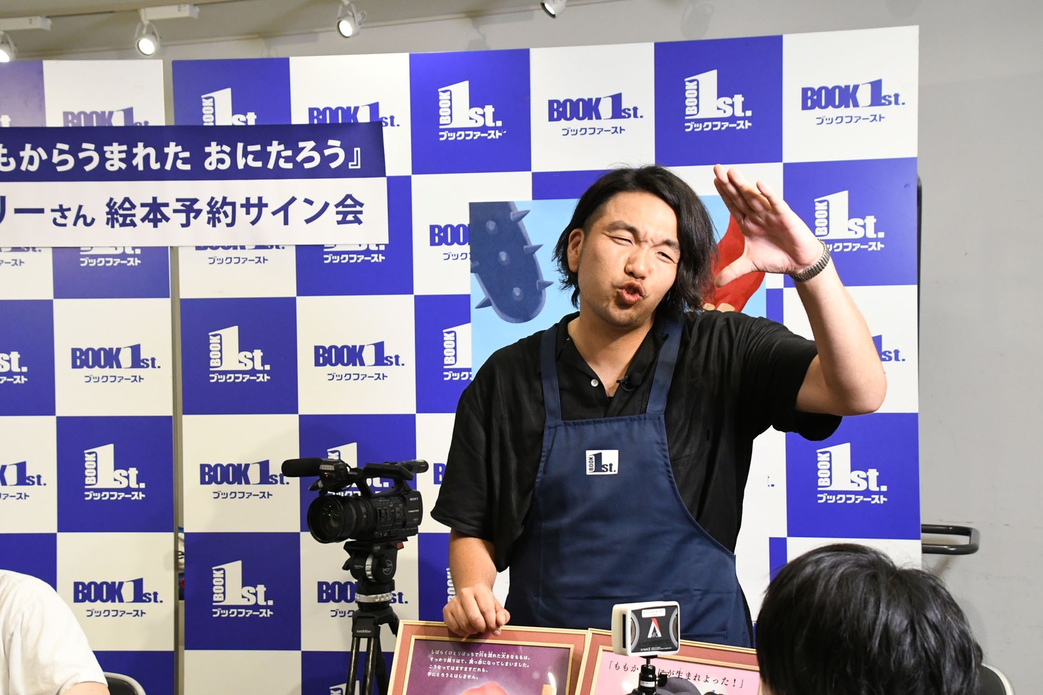 サイン会中の見取り図・盛山。