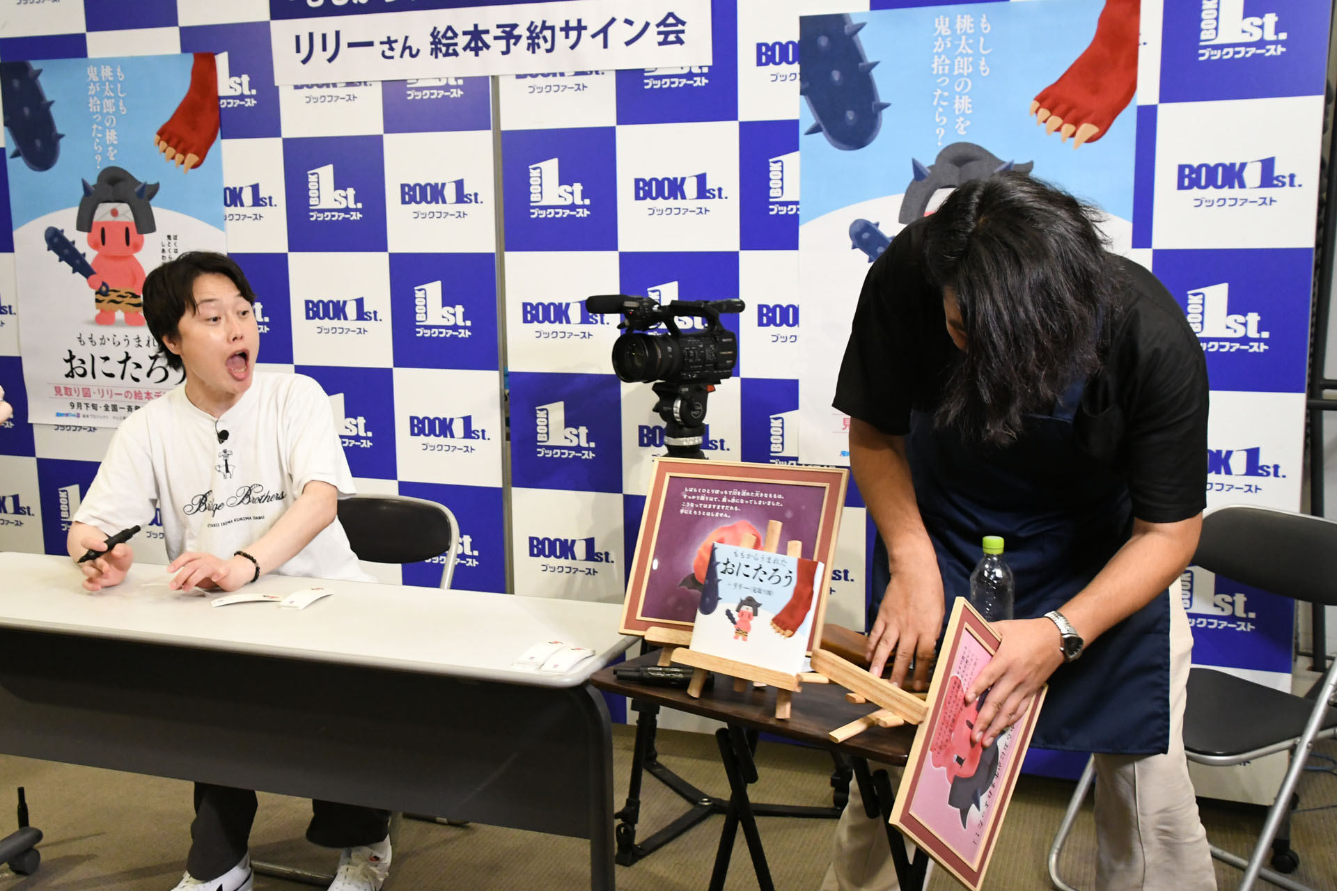 サイン会中、飾っていた絵などを倒してしまう見取り図・盛山。 [画像