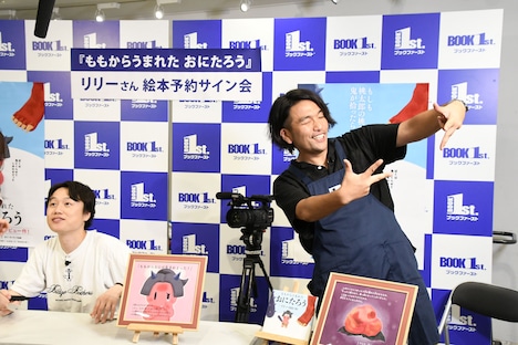 サイン会中、おかしくなって「見取り図じゃん」のカメラにかわいいポーズを披露する見取り図・盛山。