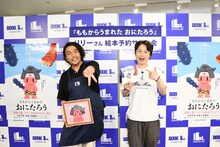 サイン会を行った見取り図リリー（右）と宣伝部長の盛山（左）。