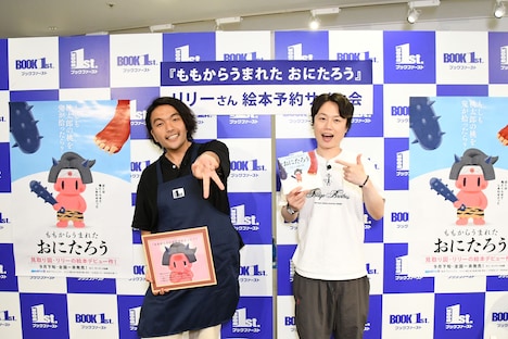 サイン会を行った見取り図リリー（右）と宣伝部長の盛山（左）。