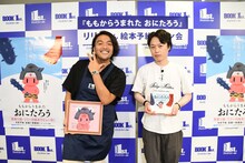 サイン会を行った見取り図リリー（右）と宣伝部長の盛山（左）。