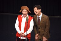 漫才「ヨーデル」を披露するダンビラムーチョ。