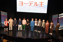 ダンビラムーチョ大原からヨーデルの基礎をレクチャーされる一同。