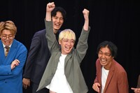 「クイズ☆ヨーデル」で正解して喜ぶ真空ジェシカ・ガク。