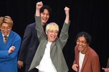 「クイズ☆ヨーデル」で正解して喜ぶ真空ジェシカ・ガク。