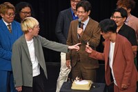 相方・川北の顔写真が貼り付けられた紙相撲の力士に対し、不快感を露にする真空ジェシカ・ガク。