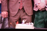 真空ジェシカ川北の顔写真が貼り付けられた紙相撲の力士が一瞬で倒された瞬間。