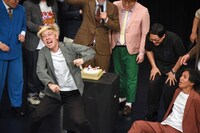 相方・川北の顔写真が貼り付けられた紙相撲の力士を倒し、狂喜乱舞する真空ジェシカ・ガク。