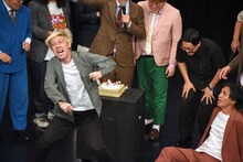 相方・川北の顔写真が貼り付けられた紙相撲の力士を倒し、狂喜乱舞する真空ジェシカ・ガク。