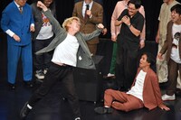 相方・川北の顔写真が貼り付けられた紙相撲の力士を倒し、狂喜乱舞する真空ジェシカ・ガク。