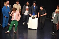 「フリースタイルヨーデル」の対決中、ステップを踏む余裕を見せるマユリカ中谷（左）。