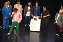 「フリースタイルヨーデル」の対決中、ステップを踏む余裕を見せるマユリカ中谷（左）。