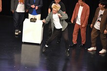 「フリースタイルヨーデル」の対決中、、ヨーデルを諦めて踊る真空ジェシカ・ガク。