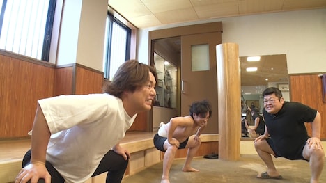 相撲部屋を訪れる、ぺこぱ。(c)フジテレビ