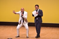 オープニングでMCを務めた錦鯉。