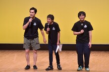 トークコーナーでMCを務めた、や団。