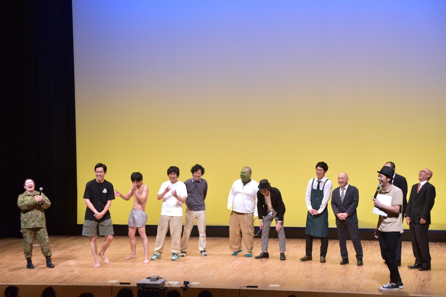 やす子とキャプテン渡辺がMCを務めたトークの様子。
