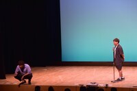 ゲストのアルコ＆ピース。ネタに入る前、平子が客席前列の子供とコミュニケーションをとっていた。