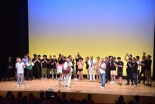 「第200回記念SMAトライアウトライブ（笑）～自選、お笑い人生最高傑作ネタを見て下さいライブ～」のエンディングに「SMA芸人とみなさんに捧げる歌」を歌ったAMEMIYAとライブの出演芸人たち。