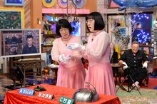 天然石の目利きクイズに挑戦する阿佐ヶ谷姉妹。(c)テレビ朝日