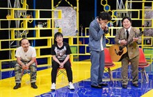 即興ソングを披露するニッポンの社長ケツ（右）。