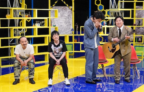 即興ソングを披露するニッポンの社長ケツ（右）。