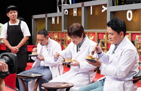 槙尾カリーを味わう内村光良と千鳥。