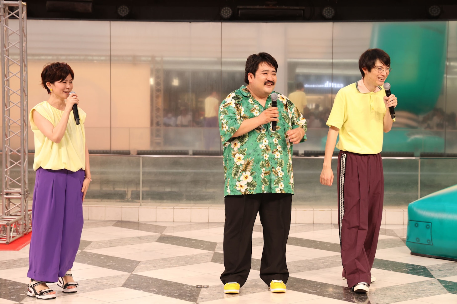 空気階段と小林由美子（左）。