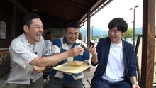 東野幸治（左）と和牛。