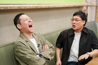 左から東野幸治、南海キャンディーズ山里。