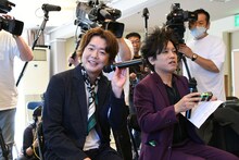 カメラに目線をくれるぺこぱシュウペイ（左）。