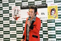 囲み取材に応じるTAIGA。