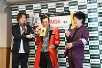 笑いの耐えない囲み取材の様子。