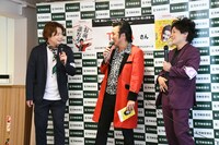 「お前誰だよ」のショートコントを披露するTAIGAとぺこぱ。