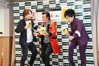 フォトセッション中、「お前誰だよ」ネタのように踊る、TAIGAとぺこぱ。