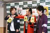 TAIGAの自伝をばっちい持ち方をするぺこぱシュウペイ（左）。