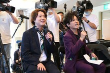 報道陣に混じってTAIGAに質問するぺこぱ。