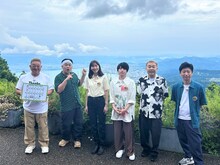 「秘境路線バスの旅 バスサンド」に出演する（左から）サンドウィッチマン、飯豊まりえ、西畑大吾、フットボールアワー。(c)テレビ朝日
