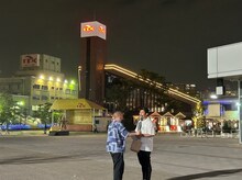 ギャンブル旅を繰り広げるザ・マミィ酒井、岡野陽一。(c)TBS