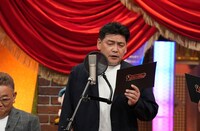 サンドウィッチマン富澤のアフレコの様子。(c)テレビ朝日