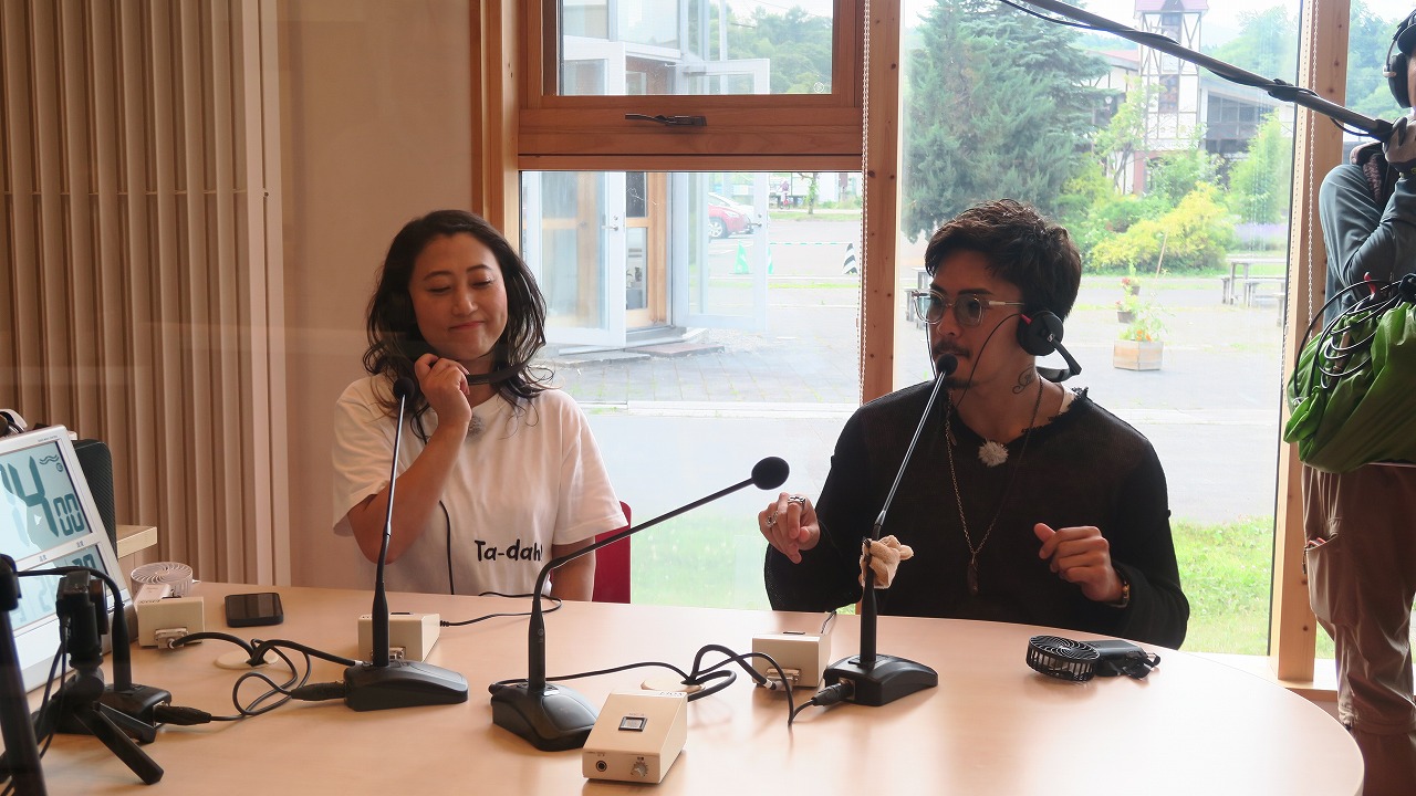 北海道ニセコのローカルFM局・ラジオニセコに飛び入り出演する友近と数原龍友。(c)HBC