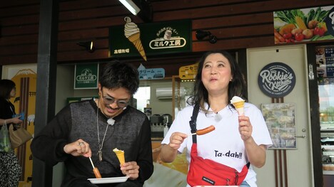 ソフトクリームとフランクフルトを頬張る友近と数原龍友。(c)HBC