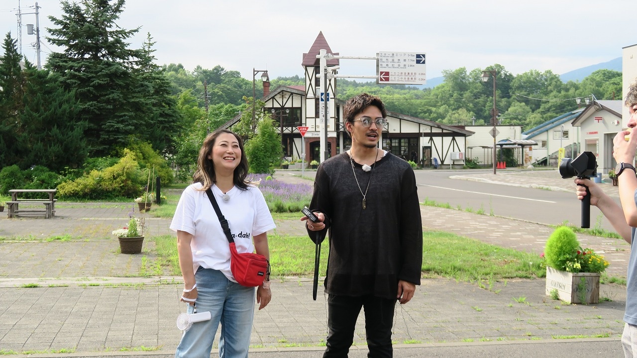 ニセコ駅前の友近と数原龍友。(c)HBC