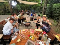 BBQを楽しむメンバーたち。(c)テレビ朝日