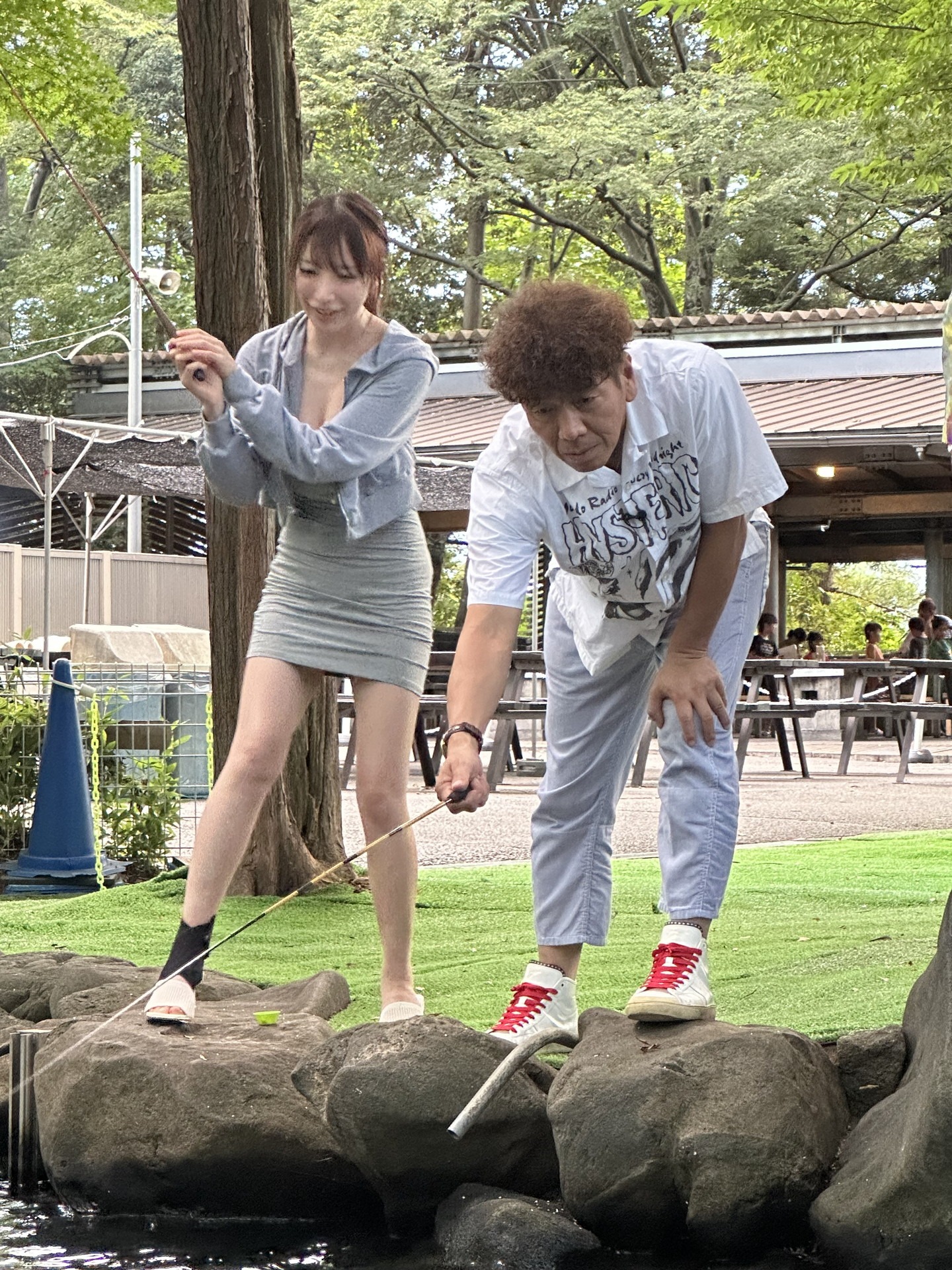 清水あいりとくりぃむしちゅー上田。(c)テレビ朝日