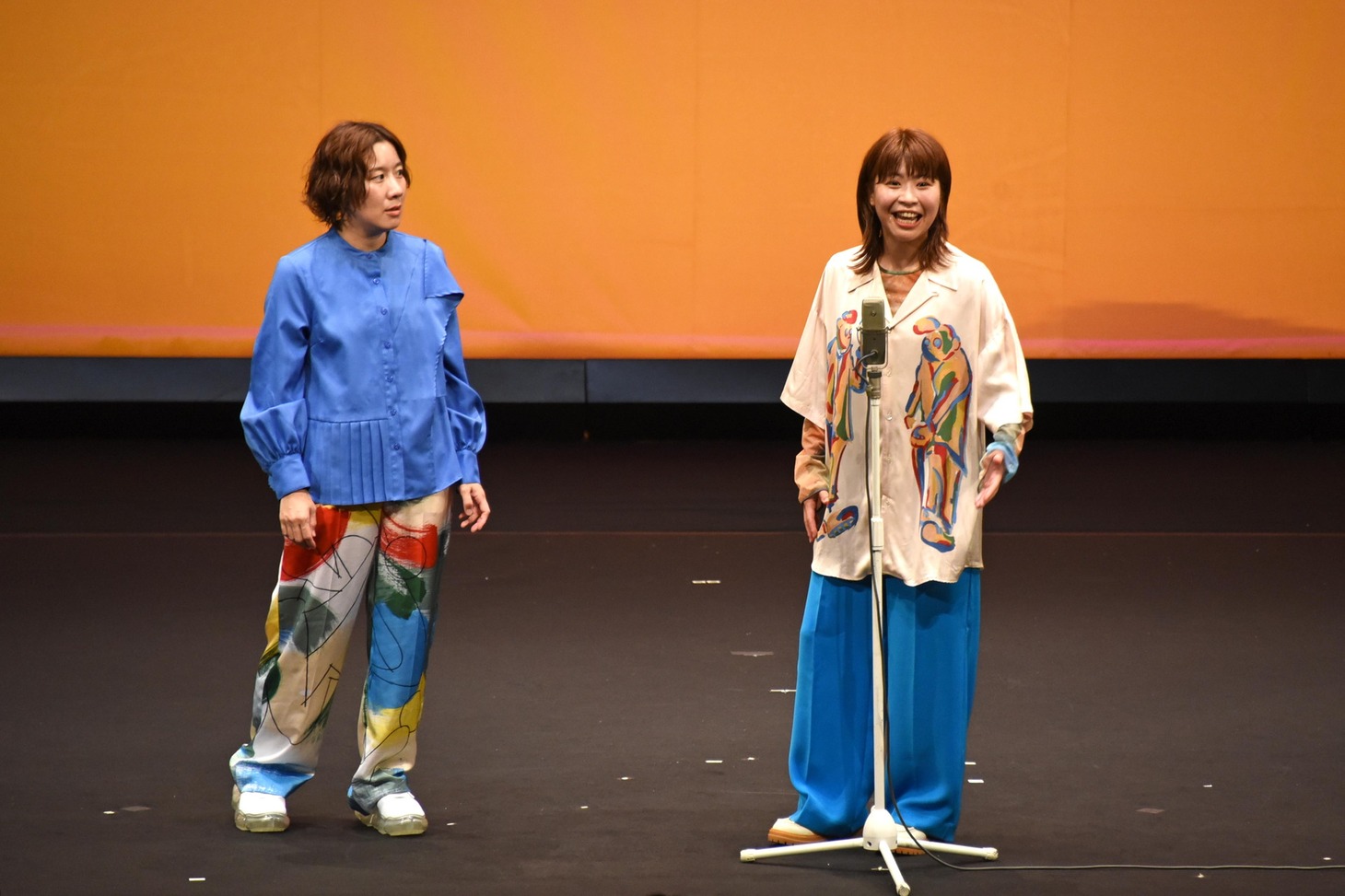 漫才を披露するAマッソ。