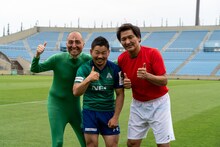 左からスリムクラブ内間、田中史朗、スリムクラブ真栄田。(c)日本テレビ