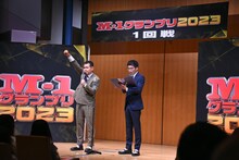 「開会宣言チャッチャチャース！」と「M-1グランプリ」1回戦のスタートを宣言するザ・パンチ・パンチ浜崎。